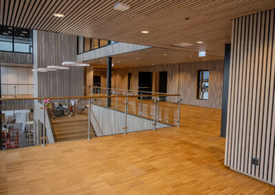 Aikkon: Träpaneler i ask, allaktivitetshus, Tyresö