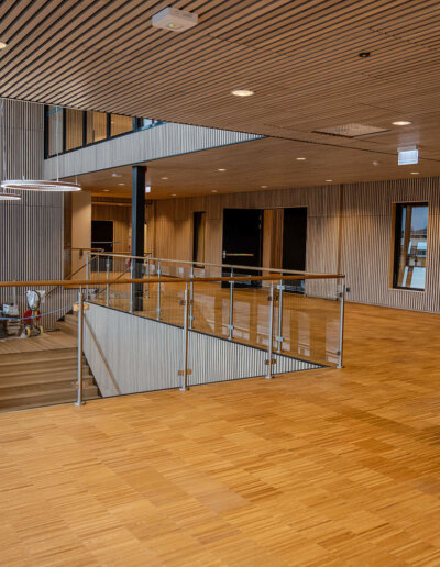 Aikkon: Träpaneler i ask, allaktivitetshus, Tyresö