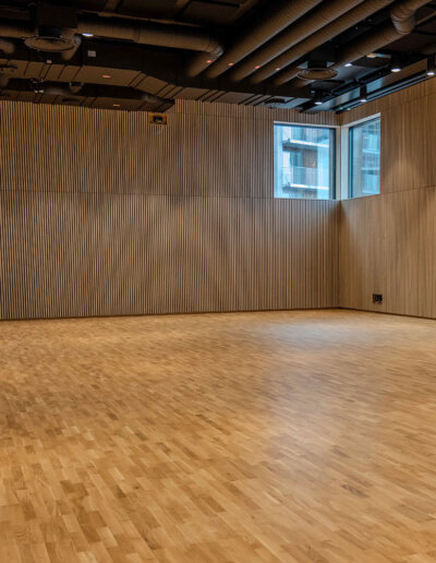 Aikkon: Träpaneler i ask, allaktivitetshus, Tyresö