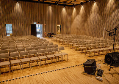 Aikkon: Träpaneler i ask, allaktivitetshus, Tyresö