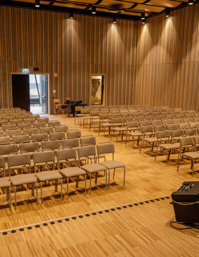 Aikkon: Träpaneler i ask, allaktivitetshus, Tyresö