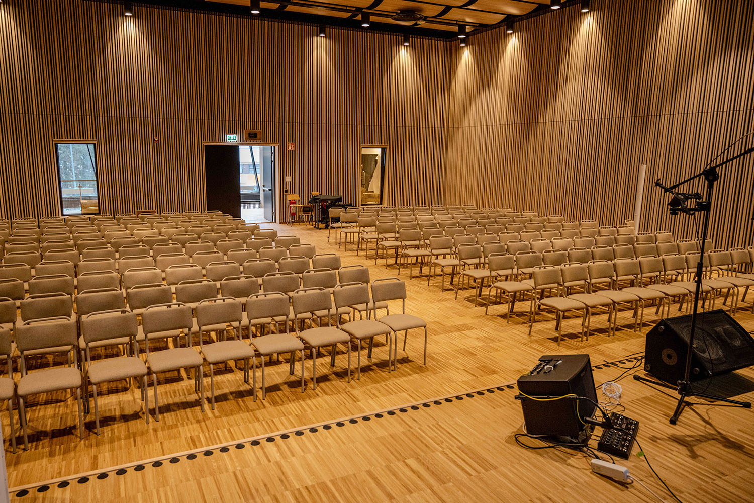 Träpaneler i ask, Aikkon: Kongresscenter, Tyresö Aikkon: Träpaneler i ask, kongresscenter, Tyresö