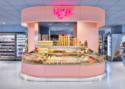 Butik med rosa delikatessbar och ljudabsorbenter i undertaket