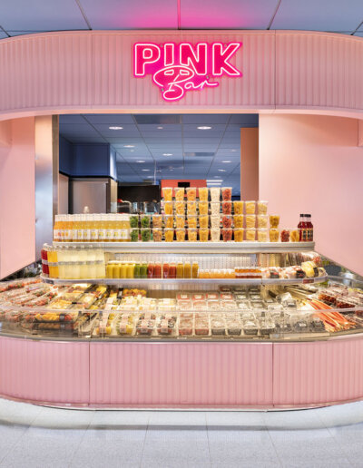 Butik med rosa delikatessbar och ljudabsorbenter i undertaket