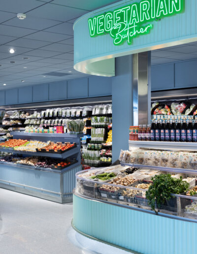 Butik med rosa delikatessbar och ljudabsorbenter i undertaket