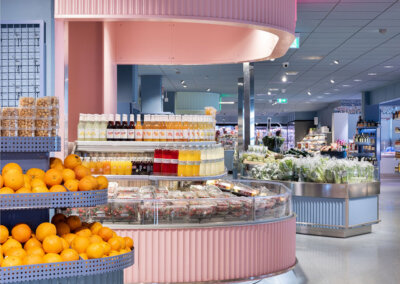 Butik med rosa delikatessbar och ljudabsorbenter i undertaket
