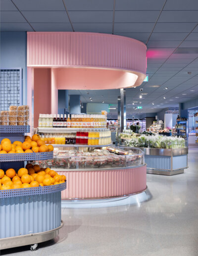 Butik med rosa delikatessbar och ljudabsorbenter i undertaket