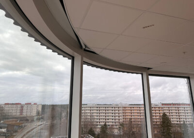 Undertak med återvunnet stenullsmaterial i öppet kontorslandskap