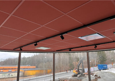 Undertak med återvunnet stenullsmaterial i öppet kontorslandskap
